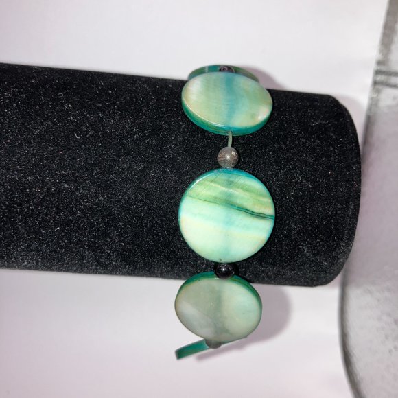 Floating Light Green Shell Bead Flat Cord Bracelet Homemade! - Picture 5 of 7